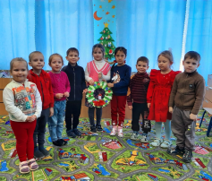 Новогодний венок над порогом – это семейный оберег. Символ надежды на счастье, благополучие и достаток. Новогодний венок над порогом – это семейный оберег. Символ надежды на счастье, благополучие и достаток.